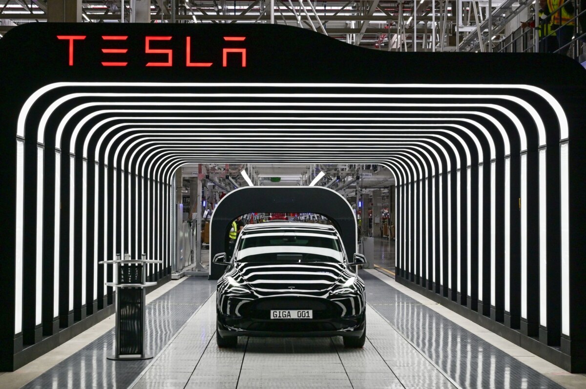Ein Elektrofahrzeug vom Typ Model Y steht zur Eröffnung der Tesla Gigafactory auf einem Band.