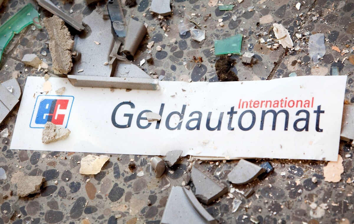 Splitter und ein Schild mit der Aufschrift «Geldautomat» liegen auf dem Fußboden.