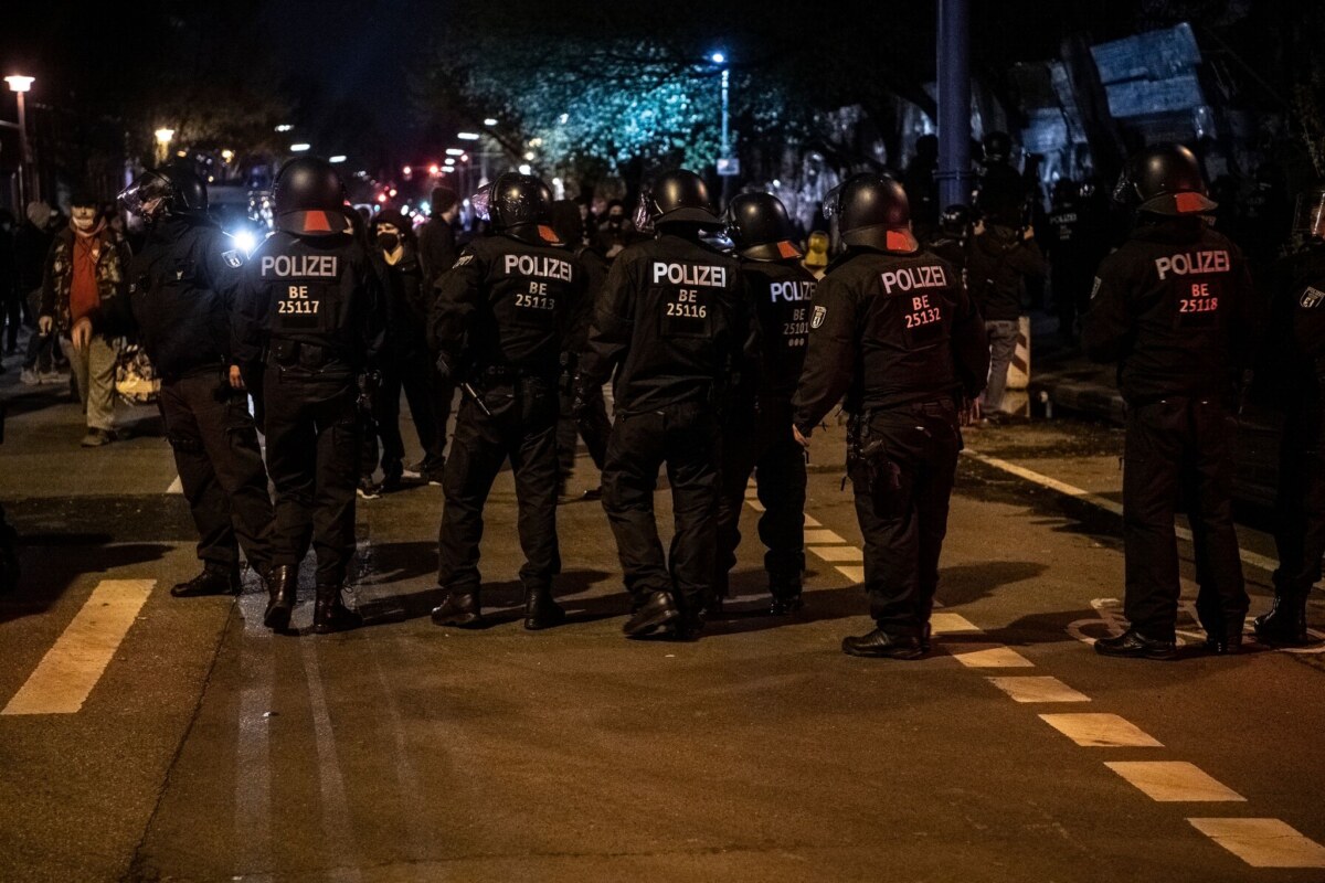 Polizeibeamte stehen auf der Straße vor dem früheren "Köpi"-Wagenplatz an der Köpenicker Straße.
