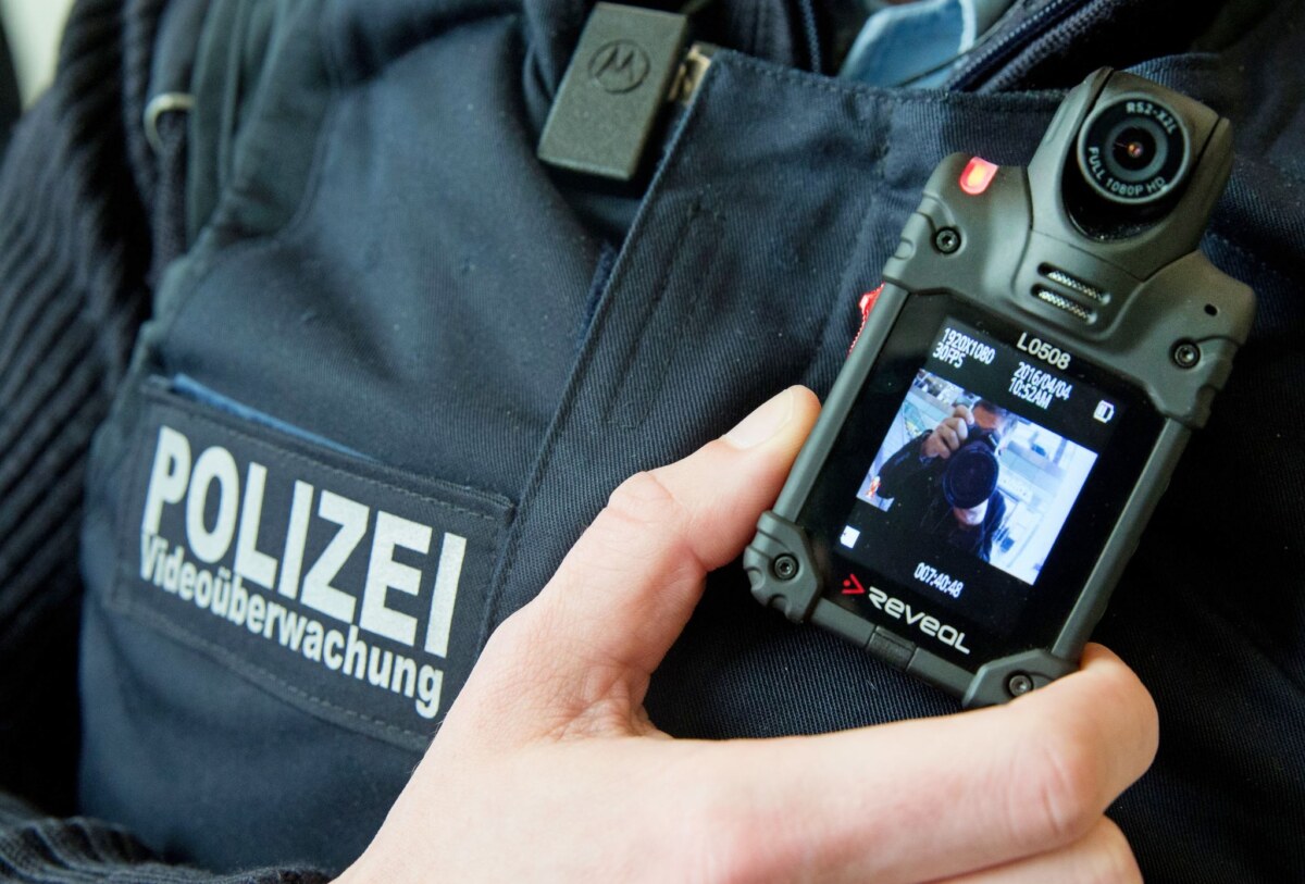 Die CDU will Bodycams flächendeckend in ganz Berlin. Foto: Kay Nietfeld/dpa/Archivbild