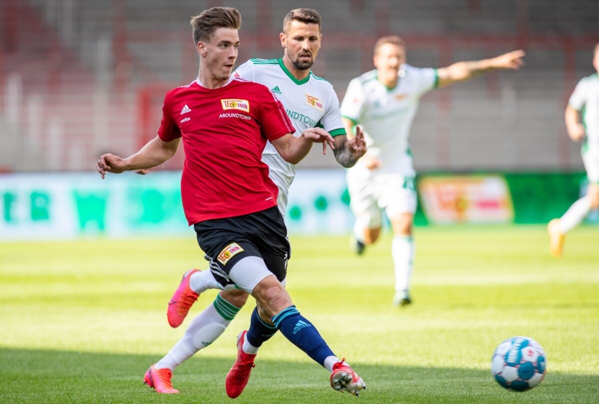 Laurenz Dehl (l) verlängert bei Union Berlin. Foto: Andreas Gora/dpa/Archivbild