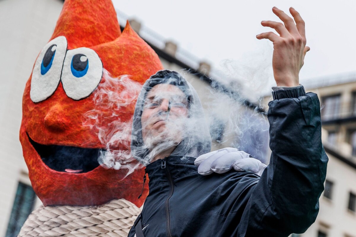 Teilnehmer der Demo für die Legalisierung von Cannabis. Foto: Carsten Koall/dpa