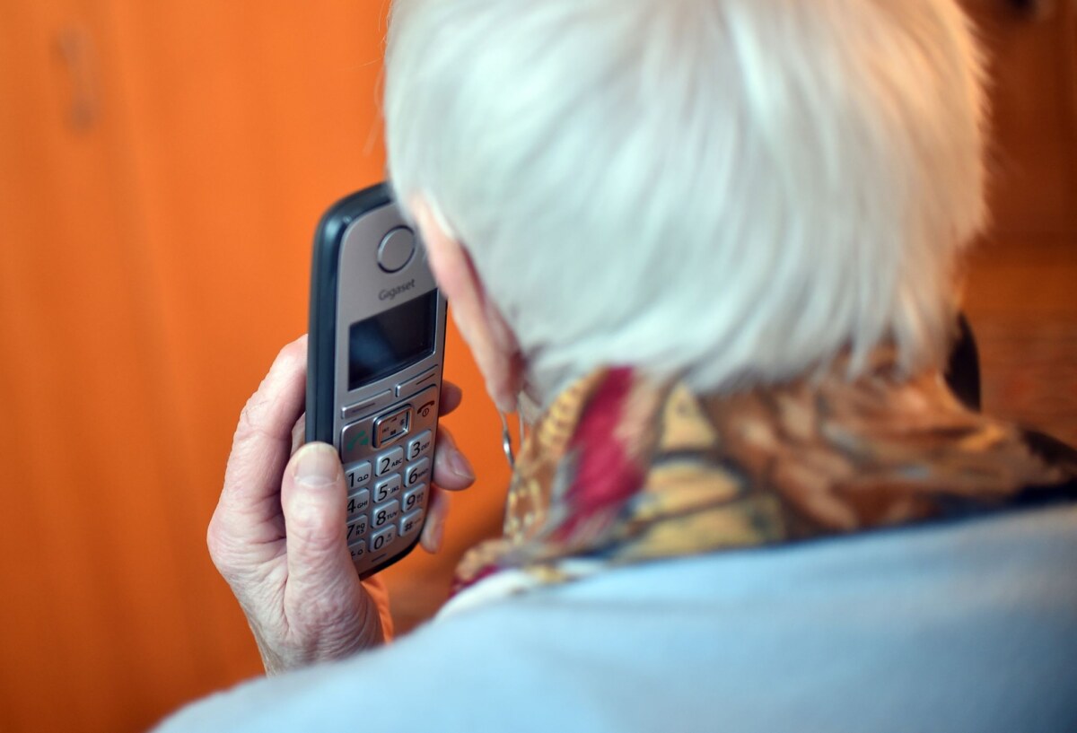 Immer mehr ältere Berliner wählen die Nummer des Seniorentelefons. Foto: Britta Pedersen/zb/dpa/Archivbild