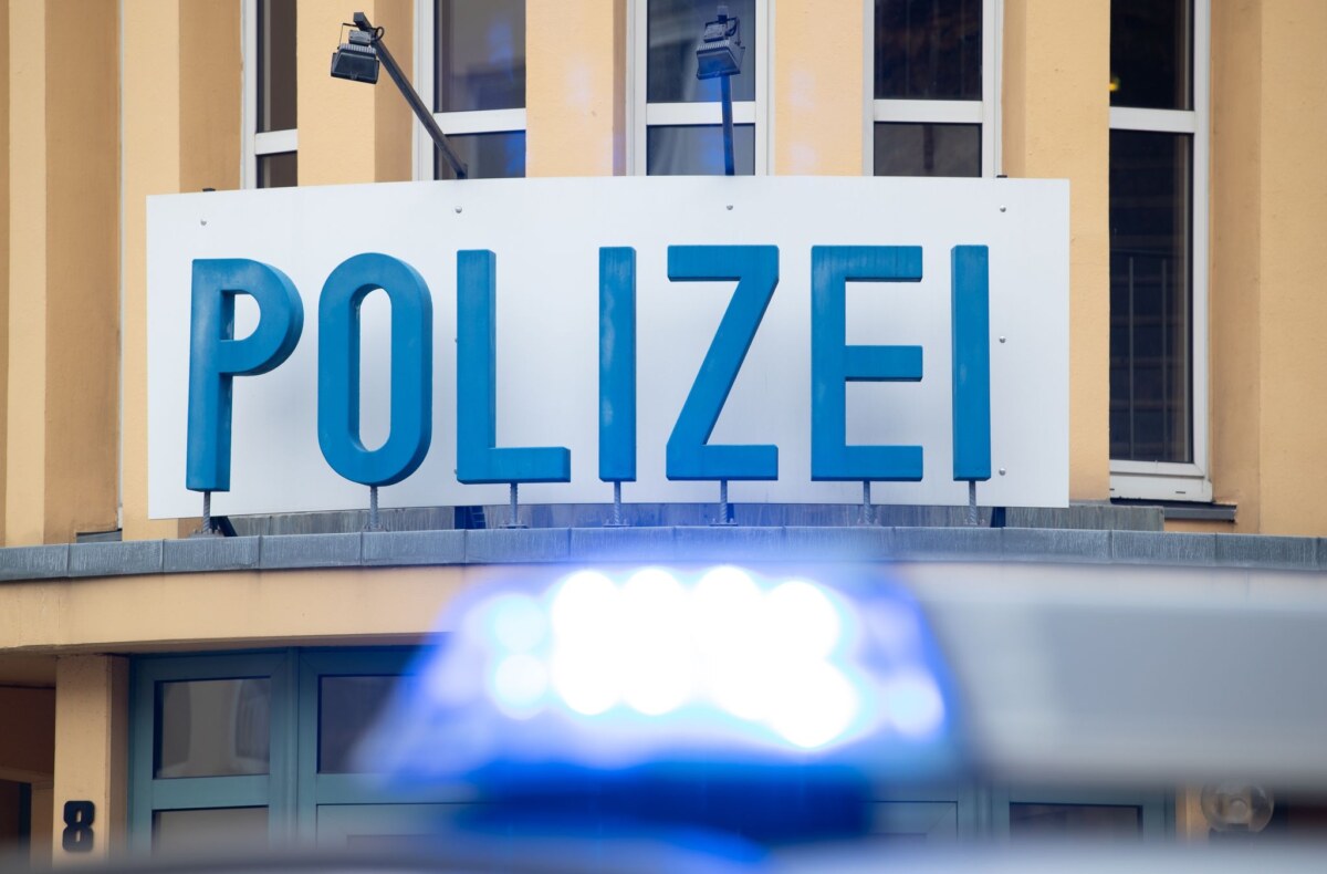 "Natürlich gehen wir von einem erhöhten Kriminalitätsaufkommen am 1. Mai und am 8. und 9. Mai aus", sagte Polizeipräsidentin Barbara Slowik am Freitag bei der Vorstellung der Kriminalitätsstatistik des vergangenen Jahres. Symbolfoto: Friso Gentsch/dpa/Symbolbild