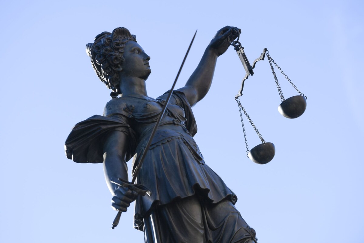 Dem Angeklagten werden 40 mutmaßliche Taten in der Zeit von Ende März bis Juni 2020 zur Last gelegt. Foto: Arne Dedert/dpa/Symbolbild