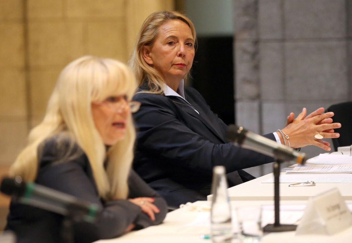 Zwar habe es 2021 einen Rückgang bei den Anzeigen zu der sogenannten häuslichen Gewalt gegeben, sagte Polizeipräsidentin Barbara Slowik (rechts) am Freitag bei der Vorstellung der Kriminalstatistik. Foto: Wolfgang Kumm/dpa