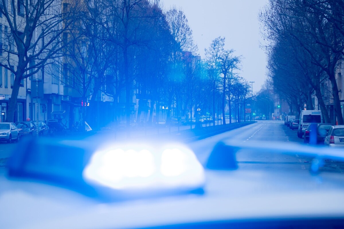 Auch Feuerwerkskörper wurden gezündet und Böller geworfen. Symbolbild: Christoph Soeder/dpa/SymbolbildEin Blaulicht leuchtet auf dem Dach eines Streifenwagens der Polizei.