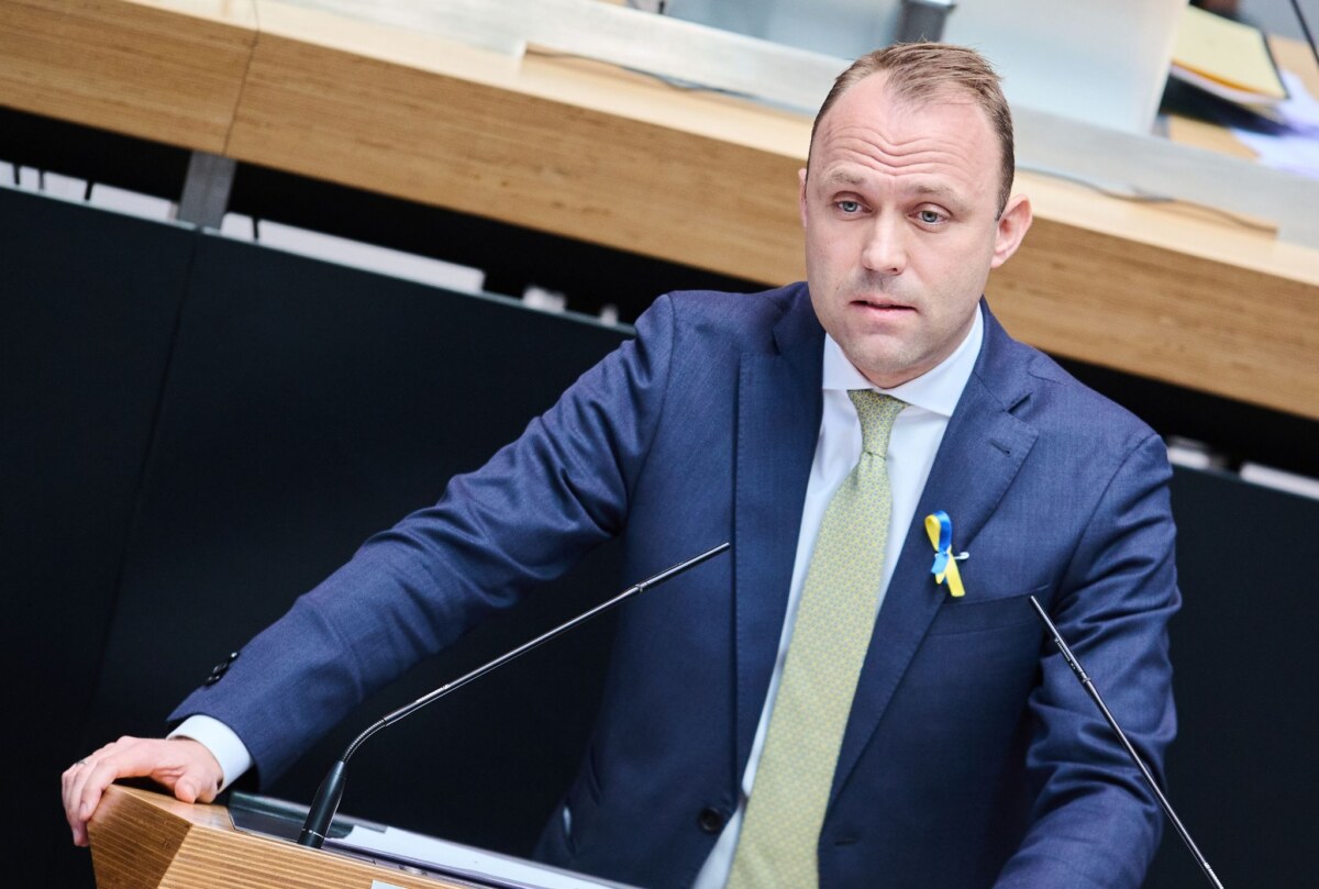 Sebastian Czaja, Fraktionsvorsitzender der FDP Berlin, will den Weiterbau der A100. Foto: Annette Riedl/dpa/Archivbild