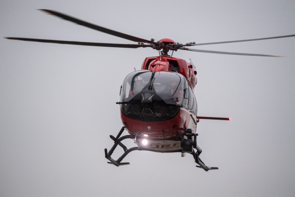 Der verletzte Motorradfahrer musste mit einem Hubschrauber ins Krankenhaus gebracht werden. Foto: Stefan Sauer/dpa/Symbolbild
