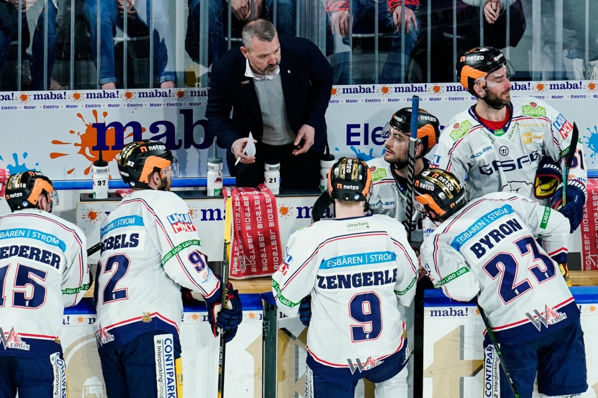 Berlins Trainer Serge Aubin spricht mit Spielern.