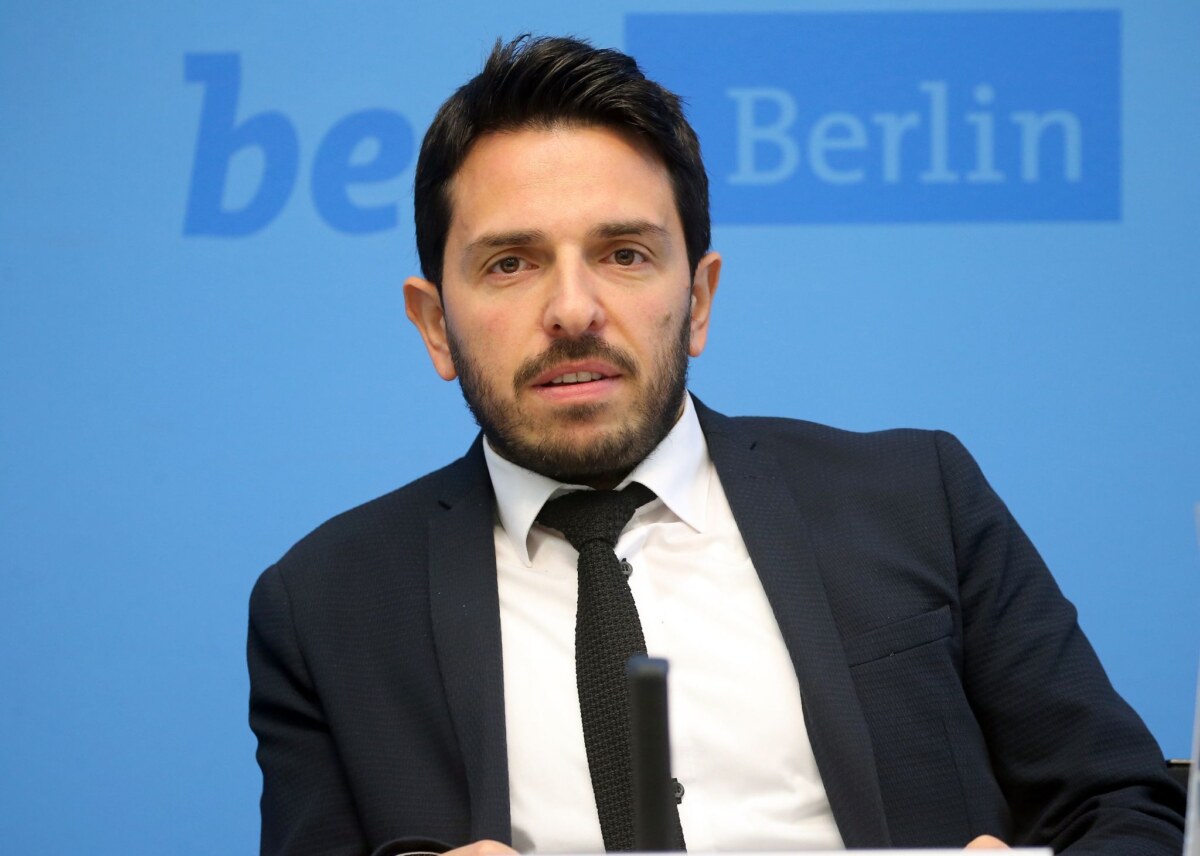 Dervis Hizarci, Vorsitzender der Kreuzberger Initiative gegen Antisemitismus, fordert, Traditionen der Erinnerungskultur aufzubrechen. Foto: Wolfgang Kumm/dpa/Archivbild