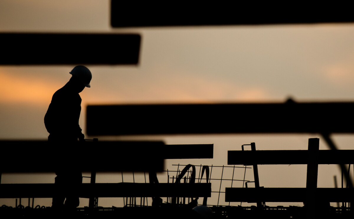 Die Kommission soll dann Lösungen finden, Hindernisse zu beseitigen, die den Baufortschritt aufhalten. Foto: Julian Stratenschulte/dpa/Symbolbild