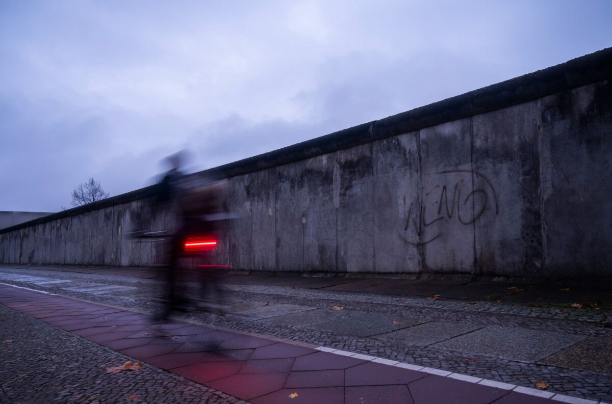 Sichtbarer Mauerrest: Ein Radfahrer fährt an der Gedenkstätte in der Bernauer Straße vorbei. Foto: Christophe Gateau/dpa/Archivbild