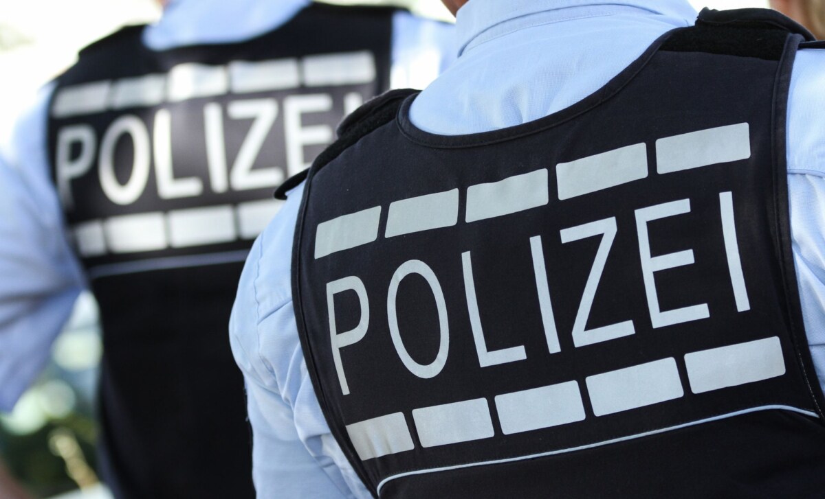 In Polizei-Westen gekleidete Polizisten.