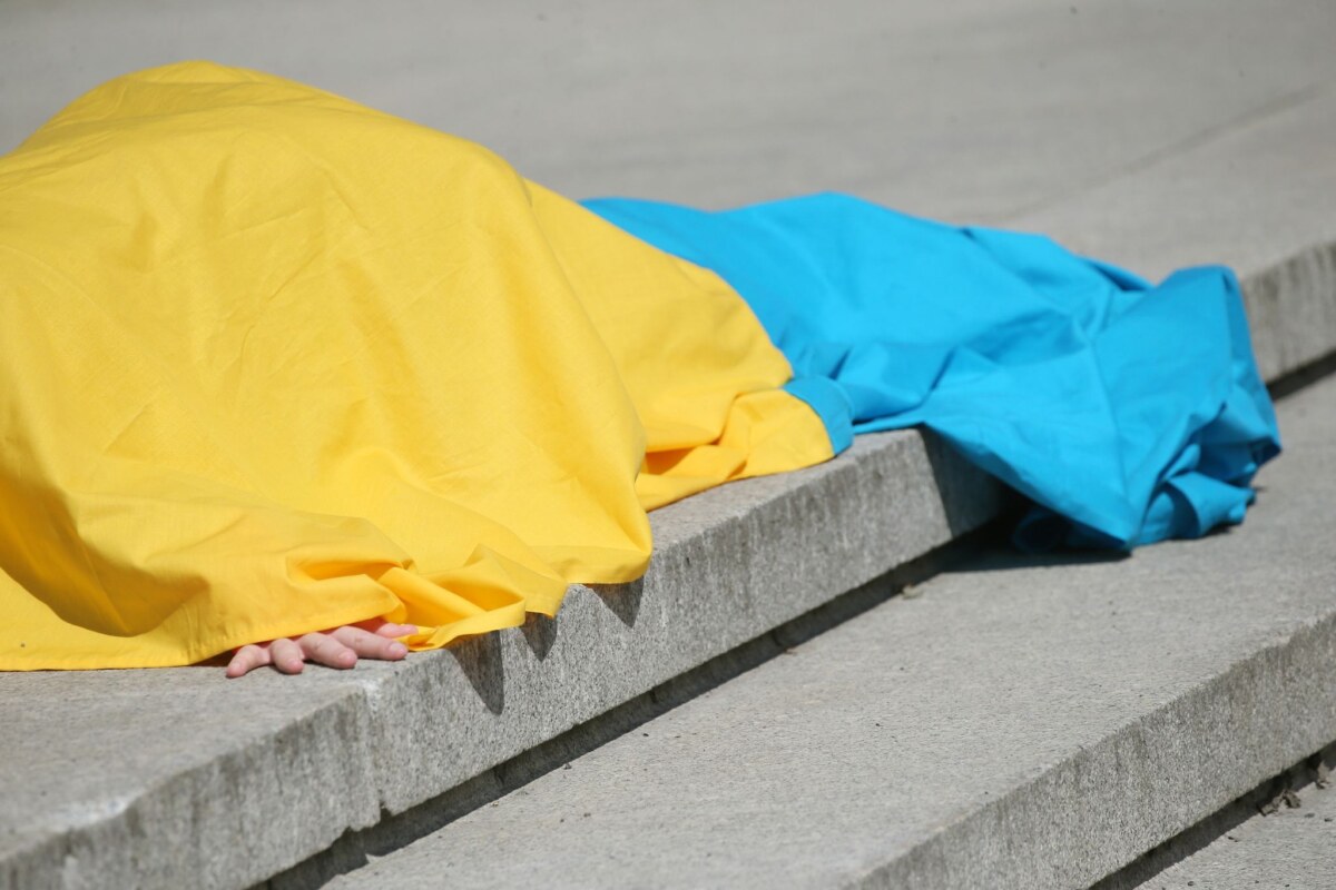 Auf der Terrasse vor der Neuen Nationalgalerie findet die Performance "254" der ukrainischen Künstlerin Maria Kulikovska, die sich mit einer ukrainischen Flagge zugedeckt hat, statt.