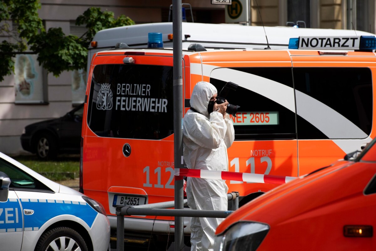 Ein Mitarbeiter der Spurensicherung dokumentiert die Lage am Tatort in der Maximilianstraße.