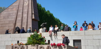 Auf dem Weg zum Gräberfeld unterhalb der Statue des Sowjetsoldaten ist auf den ersten Blick alles wie gehabt. Touristen machen Selfies, Menschen legen Blumen nieder, Familien sind ins Gespräch vertieft oder genießen die Sonne. Bild: Nils Michaelis
