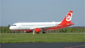 Das airberlin-Flugzeug mit dem roten Bauch hebt für die Airline Sundair ab. Bild: Sundair