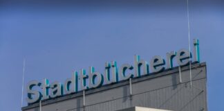 In der Bibliothek in Tempelhof wurden erneut Bücher beschädigt, die sich kritisch mit dem Rechtsextremismus beschäftigen. Bild: IMAGO/Joko
