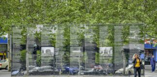 Startpunkt des Audiowalks ist die Spiegelwand am Steglitzer Kreisel, die an die jüdischen Berliner, die dem NS-Terror zum Opfer gefallen sind, erinnert. Bild: IMAGO/Schöning