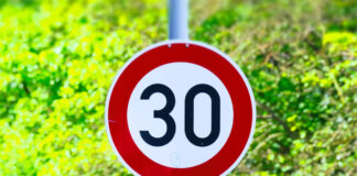 Um Autofahrer an die Tempo-30-Regelung zu erinnern, werden zusätzliche Schilder gefordert. Symbolbild: IMAGO/Michael Gstettenbauer