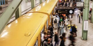Ab 1. Juni fahren Berliner für neun Euro im Monat mit Bus und Bahn. Bild: IMAGO / Jochen Eckel