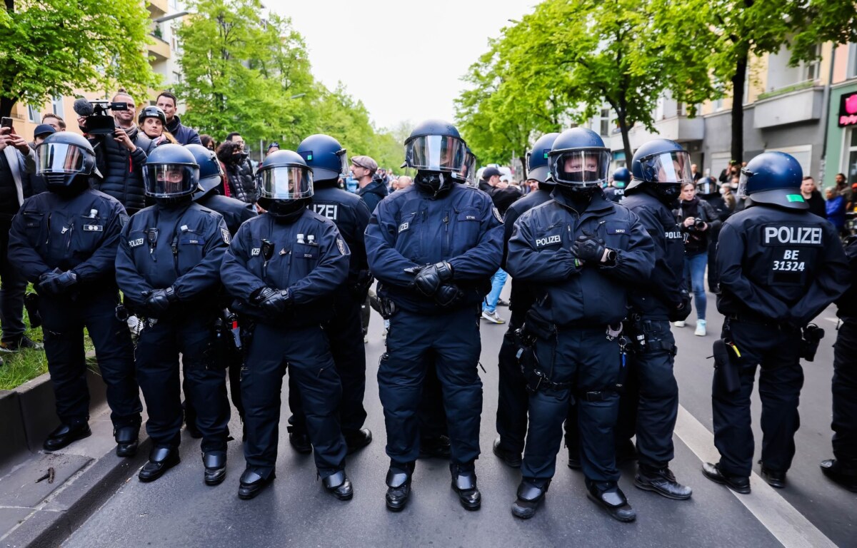 Einsatzkräfte der Polizei stehen während der «Revolutionären 1. Mai-Demo» auf der Sonnenallee. Foto: Christoph Soeder/dpa