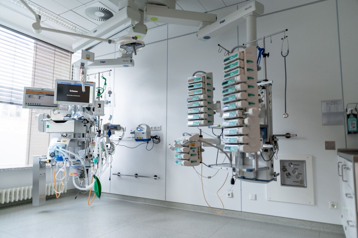 Geräte stehen und hängen in einem leeren Zimmer auf einer Corona-Intensivstation. Foto: Fabian Strauch/dpa/Symbolbild