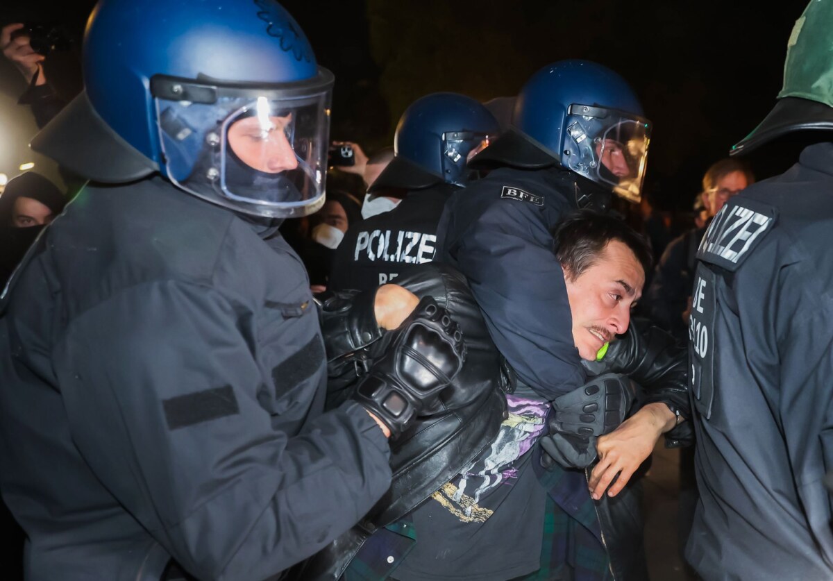 Polizisten nehmen bei der «Revolutionären 1. Mai-Demonstration» eine Person in Gewahrsam.