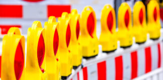 Der inzwischen markierte Radfahrstreifen zwischen Brückenstraße und Köpenicker Straße wird farblich beschichtet. Symbolbild: Getty Images Plus/iStock/FooTToo