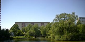 Das Wasser für den Springpfuhl kommt von der Schwimmhalle am benachbarten Helene-Weigel-Platz. Bild: mons.wikimedia.org