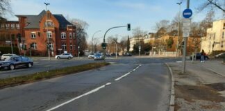 In diesem Zustand ist die Fahrbahn an der Kreuzung am Ostpreußendamm. Bild: BA Steglitz-Zehlendorf