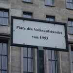 Einer von vielen Erinnerungsorten: der Platz des Volksaufstandes von 1953 an der Leipziger Straße in Mitte. Bild: IMAGO/Steinach