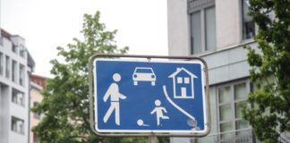 Am 12. Juni startet die Sanderstraße als Spielstraße, am 19. Juni folgt die Anzengruberstraße. Symbolfoto: IMAGO/Rolf Kremming