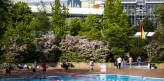 Besucher im Freibad Kreuzberg in Berlin am 27. Mai 2020. Das Freibad der Berliner Baederbetriebe faengt die Badesaison m