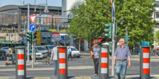 Am Breitscheidplatz wurden nach dem Anschlag von 2016 mobile Poller errichtet. Bild: IMAGO/Joko