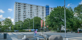Blick auf den Nilpferd-Springbrunnen auf dem Stadtplatz an der John-Locke-Straße. Bild: IMAGO/Joko