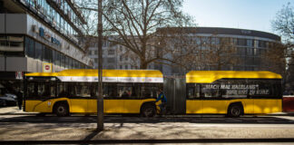 Ein elektrischer Doppel-Gelenkbus der BVG. Bild: IMAGO / Stefan Zeitz