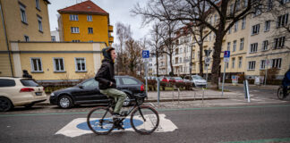 Berlin Pankow: die Ossietzkystraße ist zur Fahrradstraße umgewandelt worden. Frei für Fahrräder und Anlieger. Trotzdem gibt es Durchgangsverkehr