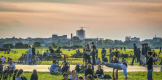 Beliebter Treffpunkt für Menschen aus ganz Berlin: das Tempelhofer Feld. Bild: IMAGO/Jürgen Held