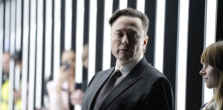 Tesla-Chef Elon Musk entlässt tausende Mitarbeiter. Bild: IMAGO / Political-Moments