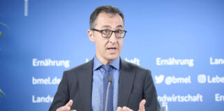 Cem Özdemir bei einer Pressekonferenz