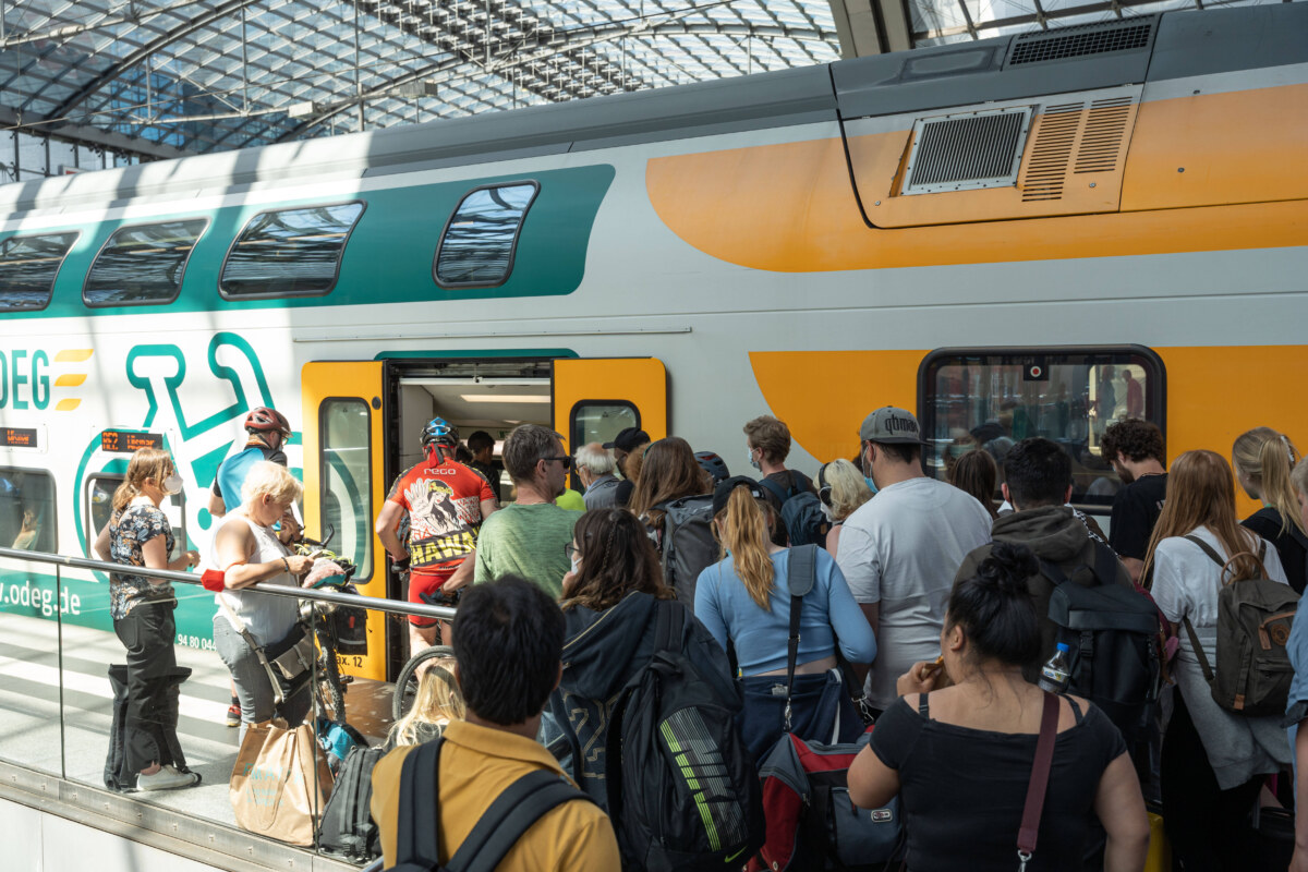 10.06.2022,Berlin,Deutschland,GER,Hauptbahnhof.RE2 63075 der ODEG nach Wismar auf Gleis 14. *** 10 06 2022,Berlin,Germa Besonders voll wird es derzeit in den Zügen von Berlin an die Ostsee. Das hat auch mit dem Neun-Euro-Ticket zu tun. Bild: IMAGO/Stefan Zeitz
