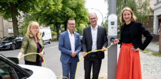 V.l.n.r.: Bezirksstadträtin Juliane Witt (Marzahn-Hellersdorf), Daniel Kunkel (GF Ubitricity), Erik Landeck (GF Stromnetz Berlin), Staatssekretärin Dr. Niedbal. Bild: ubitricity/Kruppa