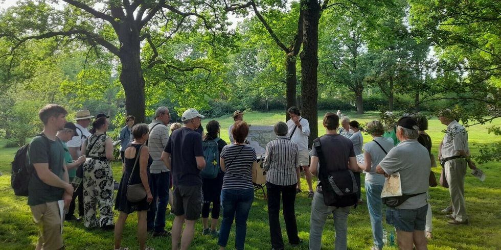 Im Mai lud Bezirksstadträtin Saskia Ellenbeck (Grüne) zu einem Spaziergang in den Volkspark Mariendorf ein. Dabei lernten interessierten Bürger die Planungsansätze zur Sanierung der Parkteile kennen. Bild: BA Tempelhof-Schöneberg