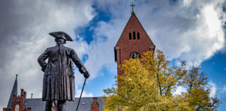 Friedrich II. von Preußen, der "Alte Fritz", schaut über den Marktplatz Friedrichshagen. Bild: IMAGO / Jürgen Ritter