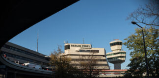 Hauptgebäude und Tower des Flughafen Tegel im Ortsteil Reinickendorf in Berlin am Tag vor der endgültigen Schließung