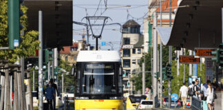 Metro-Trams der BVG am Hauptbahnhof 2021-06-05 Deutschland, Berlin - Straßenbahnen der BVG-Linien M8 und M10 in der Inva