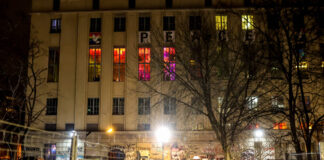 Auch wenn das DJMag das Berghain nicht mehr in die Top-10-Liste wählt: Die Schlange vorm Kultclub Berghain bleibt lang. Bild: IMAGO / Votos-Roland Owsnitzki