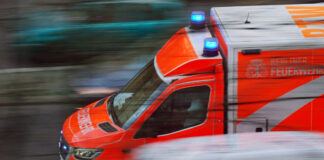 Oft am Limit: Ein Rettungsfahrzeug der Berliner Feuerwehr im Einsatz. Bild: : IMAGO/Frank Sorge